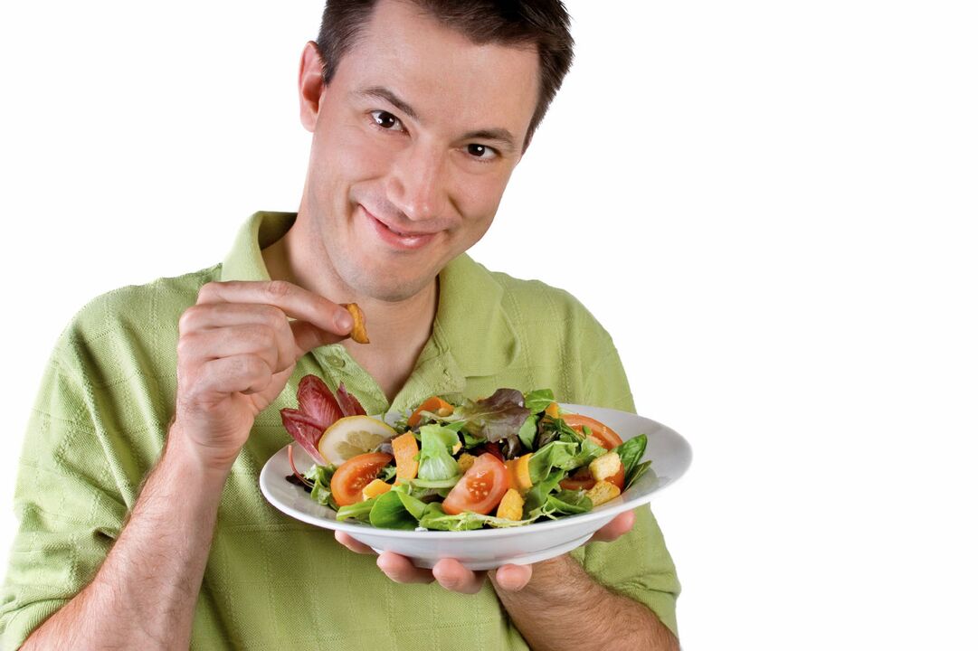 Adam güç için sebze salatası yiyor